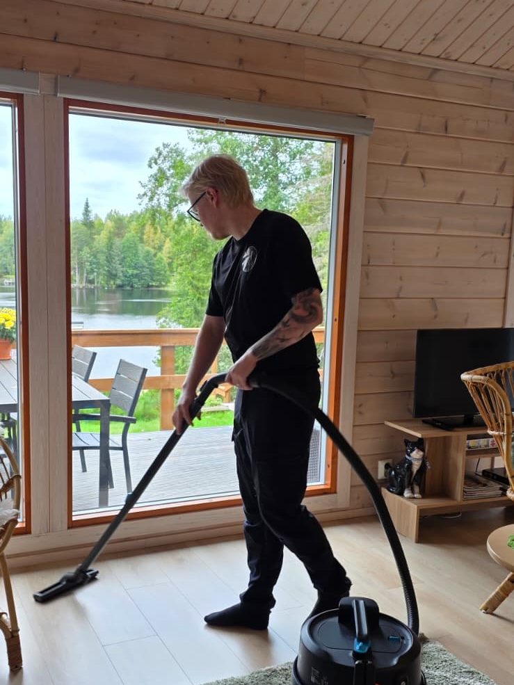 Kotisiivous Kuopiossa – olohuoneen imurointi